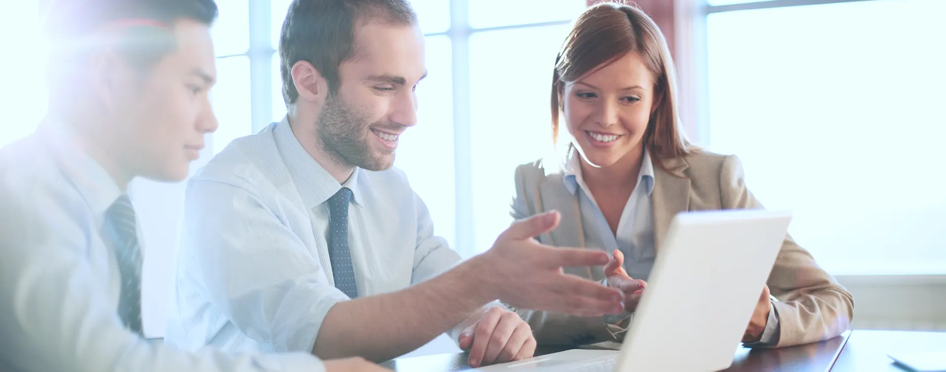 Personas colaborando en una reunión de trabajo