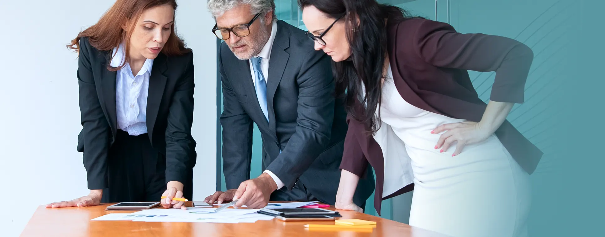 Profesionales trabajando juntos sobre una mesa